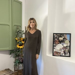 Vestido punto fino, escote pico chocolate