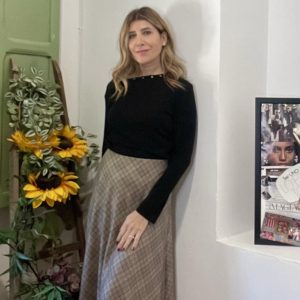 Camiseta detalle tachas en la parte del escote color negro