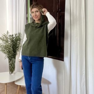 Chaleco punto detalla lazo en la parte de alante color verde kaki