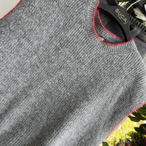 Chaleco color gris vivo en color burdeos