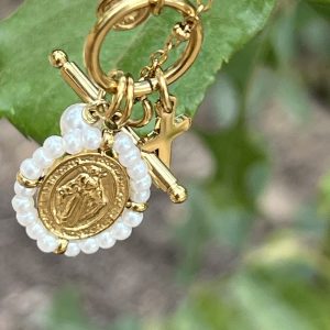 Collar con medalla cubierta de perlas blancas