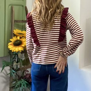 Camiseta rayas crudo más granate detalle volante en pana