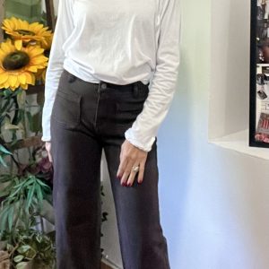 Pantalón con bolsillos plaston en la parte delantera color marrón chocolate