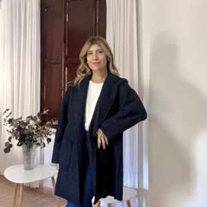 Abrigo tacto pelito, cierre botón amplio color marino