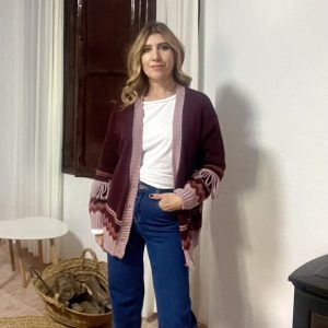 Chaqueta punto granate con flecos manga