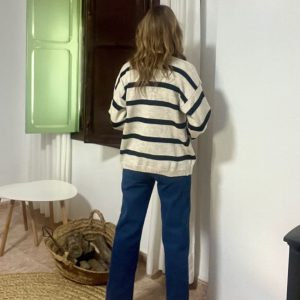 Chaqueta punto base en color crudo con raya en marino