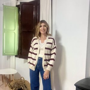 Chaqueta punto suelta en color crudo con granate