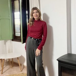 Camiseta cuello cisne color burdeos