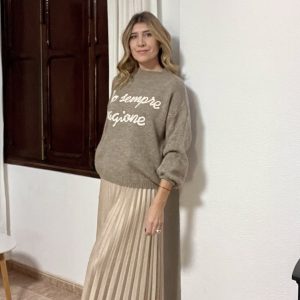 Jersey color beig con letras en blanco