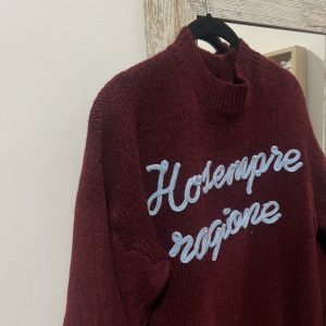 Jersey granate con letras en celeste