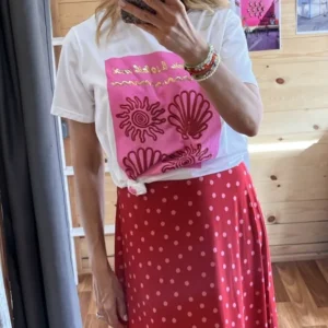 Camiseta con motivos en tonos rosa y rojo